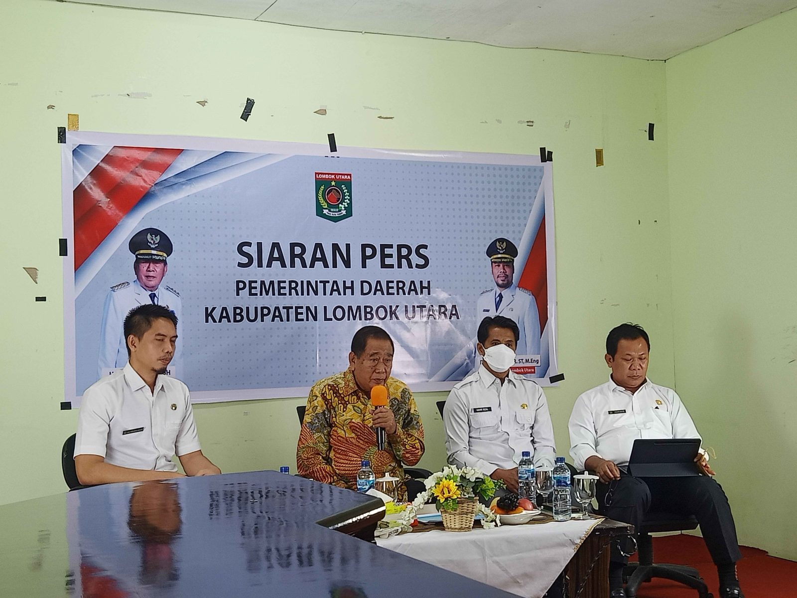 BERI PENJELASAN: Bupati Lombok Utara H Djohan Sjamsu (dua kiri) didampingi Kepala Dinas PUPR KLU Kaharizal (dua kanan) dan Kepala Bappeda KLU Parihin (kanan) memberikan penjelasan mengenai proyek pembangunan kantor bupati baru, di aula rapat Setda KLU, Ra