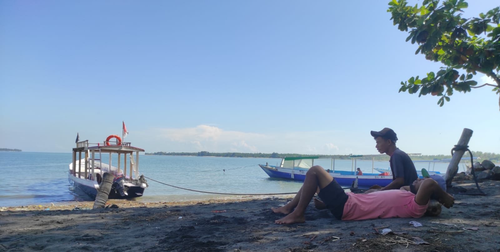 SANTAI SEJENAK: Sejumlah pelaku usaha jasa transportasi laut tengah menunggu penumpang, di Pelabuhan Bangsal, kemarin (15/3).(FERIAL/LOMBOK POST)
