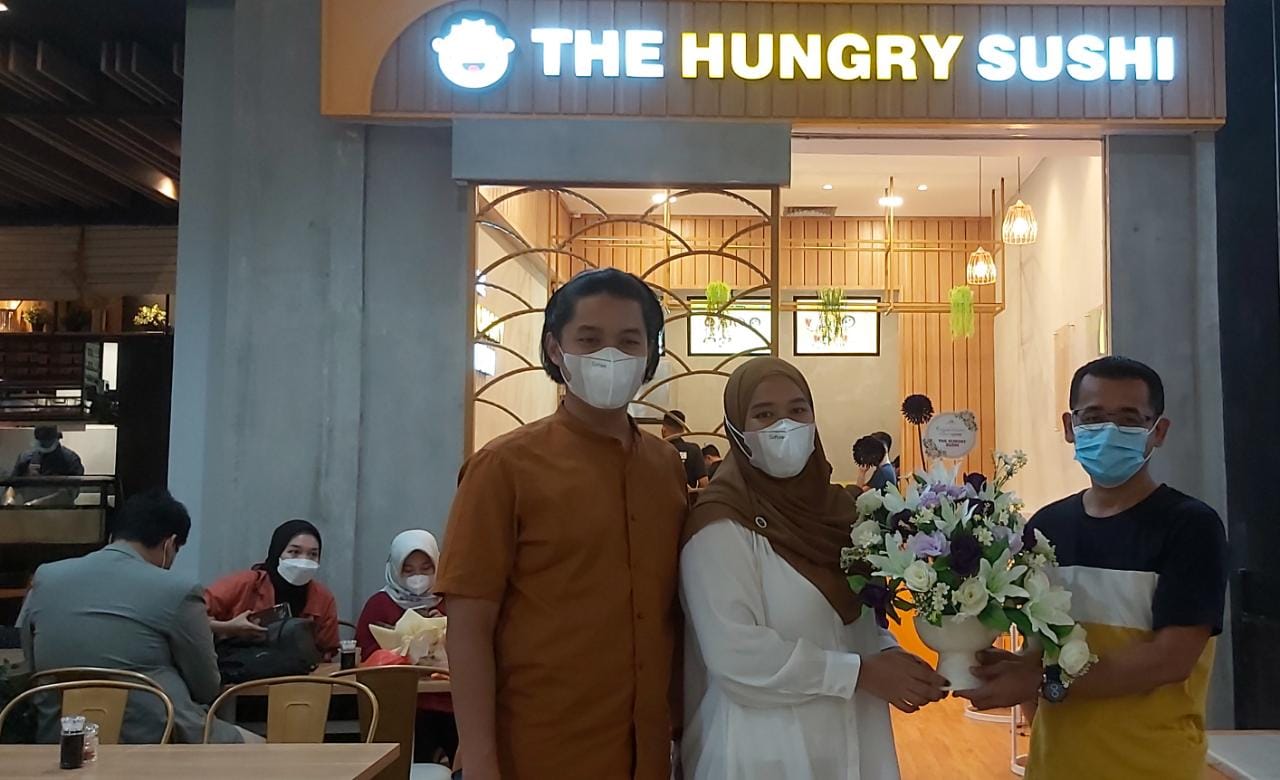 HADIR DI LEM: Owner The Hungry Sushi Maratus Sholihah (tengah) didampingi perwakilan LEM saat launching tenant di Lower Ground Lombok Epicentrum Mall, Sabtu (26/3). (NURUL/LOMBOK POST)
