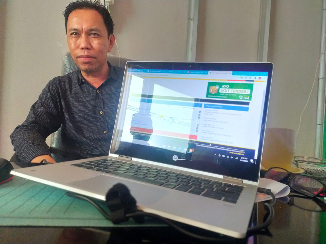 LELANG PROYEK: Kepala Bagian Pengadaan Barang dan Jasa Setda KLU Gunardi menunjukkan belasan paket proyek yang telah tayang di ULP LPSE, Kamis lalu (24/2). (FERIAL/LOMBOK POST)