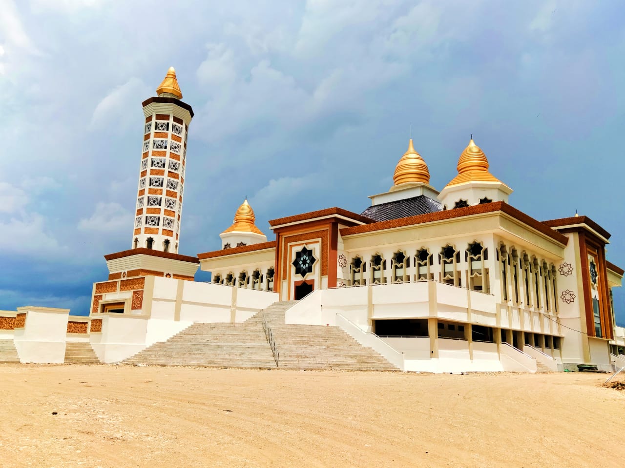 AKHIRNYA RAMPUNG: Masjid Agung akhirnya rampung dikerjakan dan segera diresmikan. (PROKOPIM SETDA BIMA FOR LOMBOK POST)