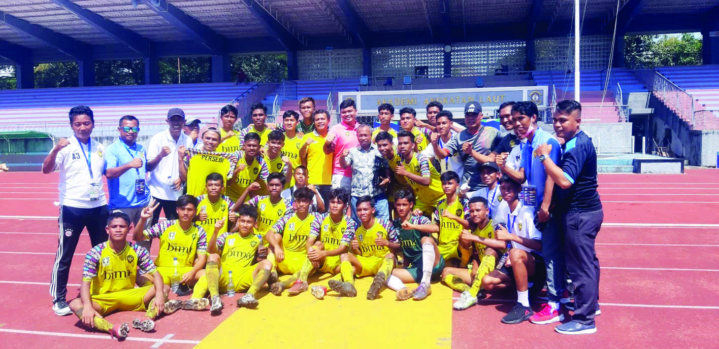 KEMENANGAN PERTAMA: Tim Persebi merayakan kemenangan usai melakoni laga pertama Piala Soeratin U-17 di Stadion Jala Krida Mandala AAL, Surabaya, kemarin (17/3).(MUCHLIS FOR LOMBOK POST)