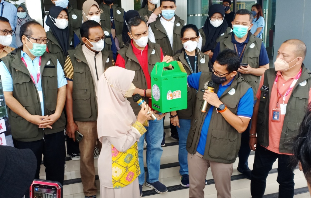 MENERIMA BINGKISAN: Menparekraf RI Sandiaga Salahudin Uno (dua dari kanan depan) saat menerima bingkisan produk UMKM NTB di Poltekpar Lombok, Loteng, Sabtu (19/3). (Dedi/Lombok Post)