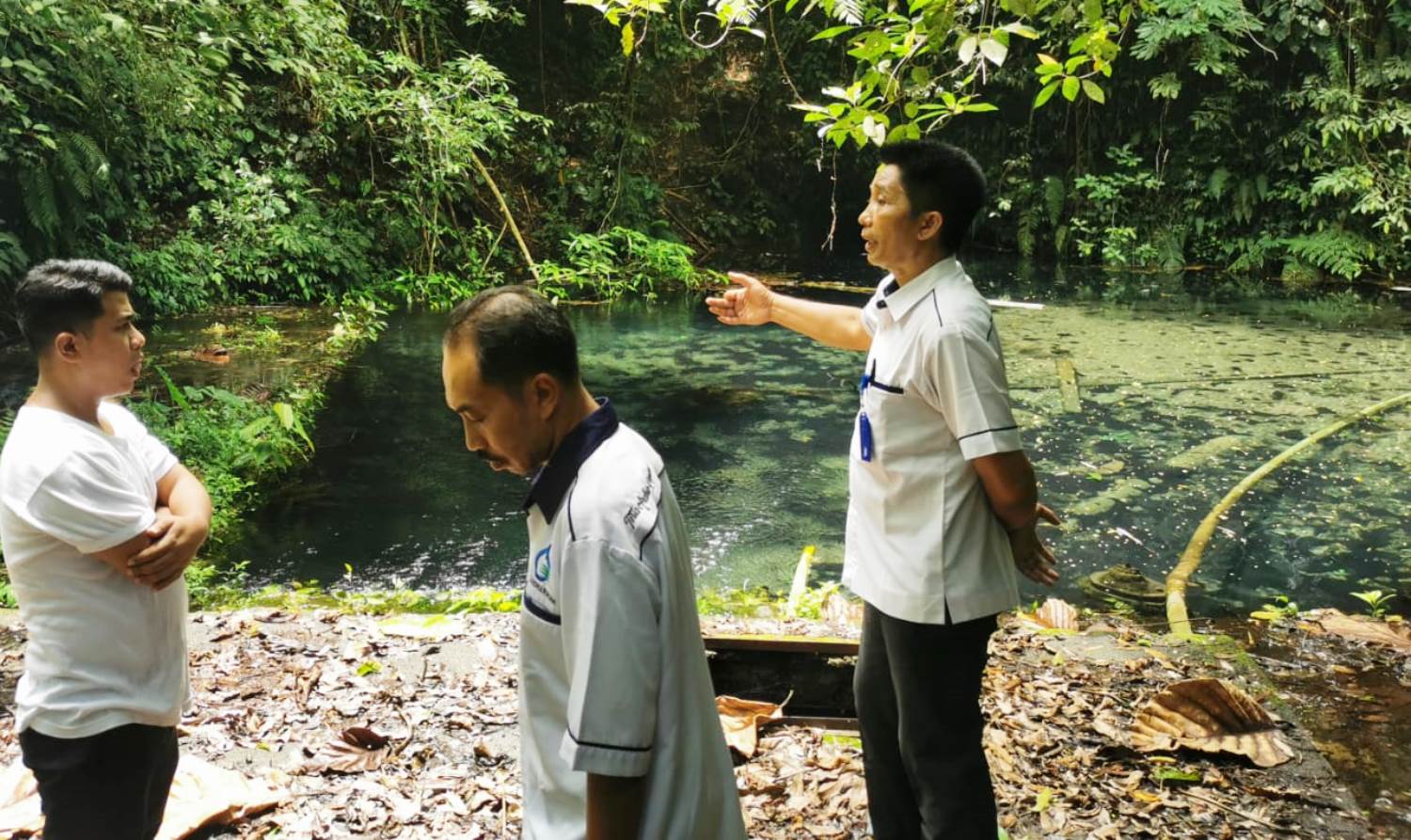 MENGECEK: Plt Dirut PDAM Praya Bambang Supriatomo (kiri) saat mengecek sumber mata air di Tibu Nangklok I dan Tibu Nangklok II di Desa Aik Berik, Kecamatan Batukliang Utara, Loteng, beberapa hari lalu.