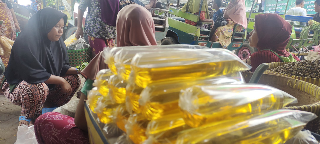 LEBIH MAHAL: Migor Curah di Pasar Kediri. Para pedagang di pasar tersebut menjualnya di atas HET. (HABIBUL ADNAN/LOMBOK POST)