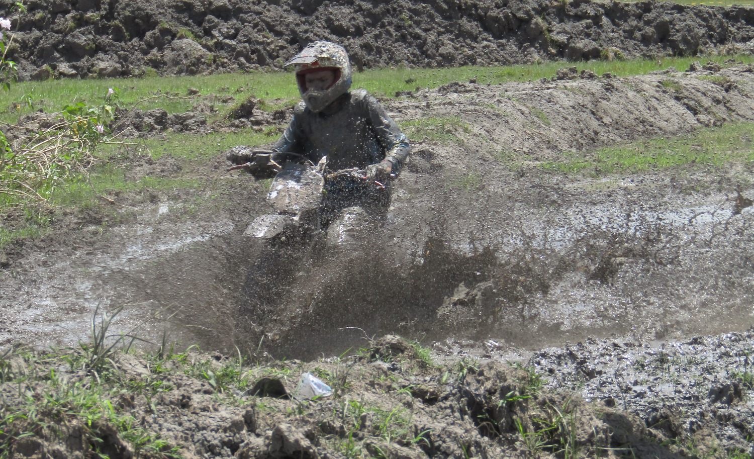 MOTOCROSS: Salah seorang pebalap motocross saat melintasi jalan berlumpur di bandara Lombok, Loteng, belum lama ini. (Dedi/Lombok Post)