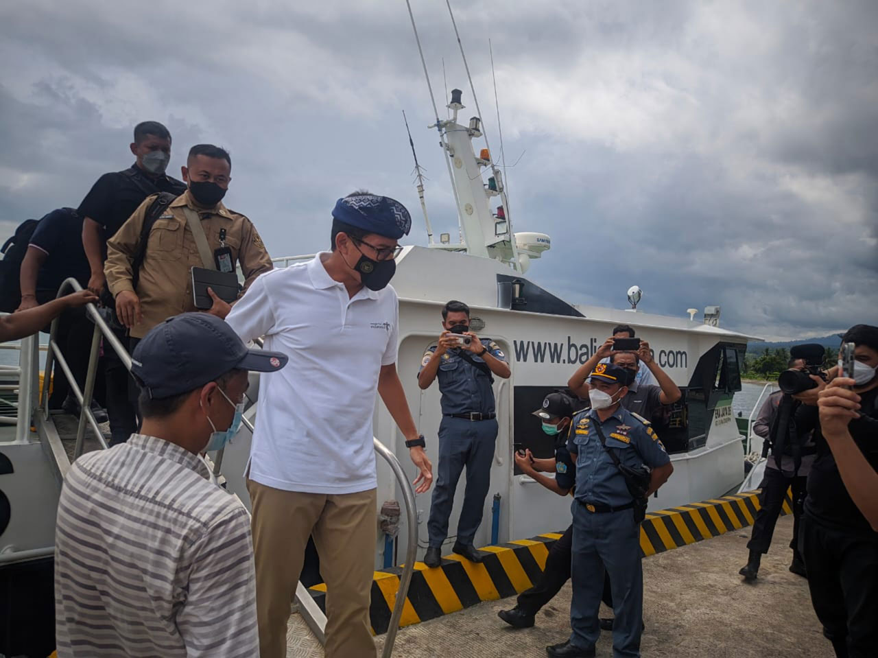 TIBA DI BANGSAL: Menparekraf Sandiaga Salahuddin Uno (dua kiri) turun dari kapal cepat Bali, di Pelabuhan Bangsal, Jumat (18/3/2022).