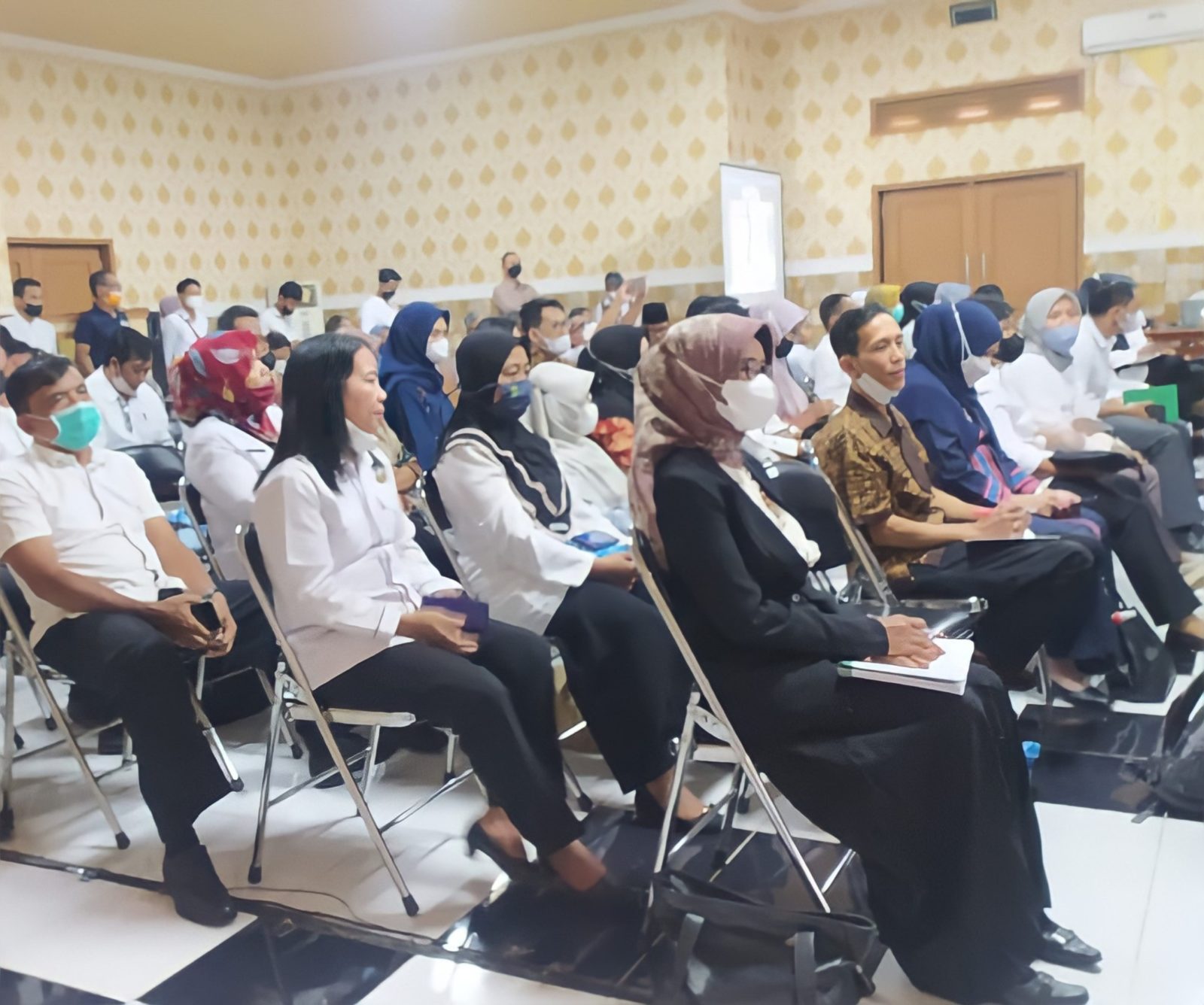 MUSRENBANG PEREMPUAN: Sejumlah perwakilan organisasi perempuan, anak, lansia, hingga disabilitas yang mengikuti Musrenbang yang digelar Bappeda KLU, di Aula Kantor Bupati, kemarin (9/3).(FERIAL/LOMBOK POST)