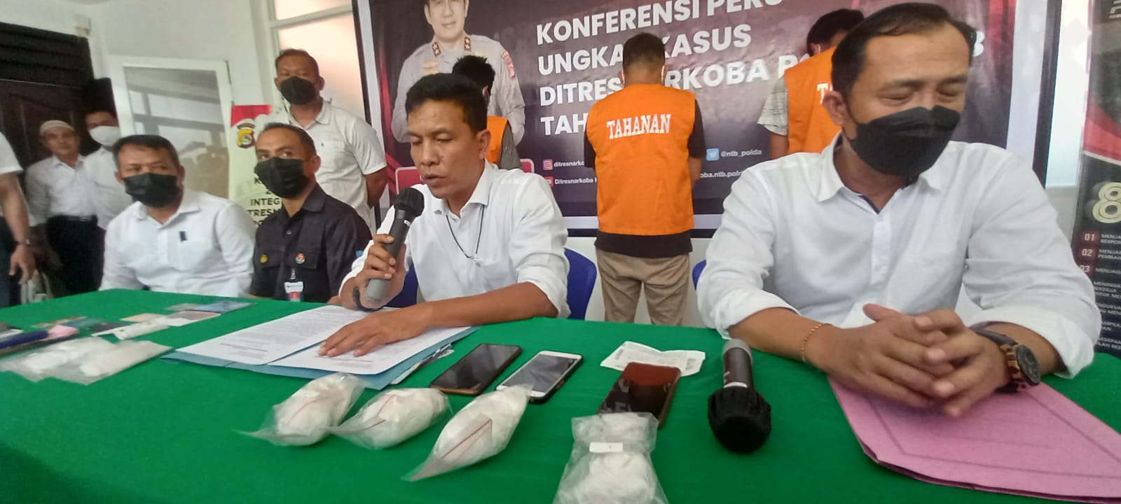 PERANGI NARKOBA: Dirresnarkoba Polda NTB Kombespol Helmi Kwarta Kusuma Putra Rauf (dua dari kanan) bersama jajarannya memberikan keterangan terkait kasus penyelundupan sabu asal Aceh dengan tersangka pasutri asal Aikmel, Lombok Timur, di Mapolda NTB, Seni