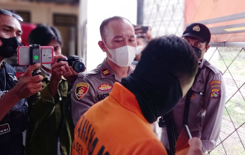 NGAKUNYA KEPEPET: Kapolsek Pagutan Iptu I Putu Sastrawan (tengah) menginterogasi pelaku perampokan berinisial BM di mapolsek setempat, Selasa (22/3).