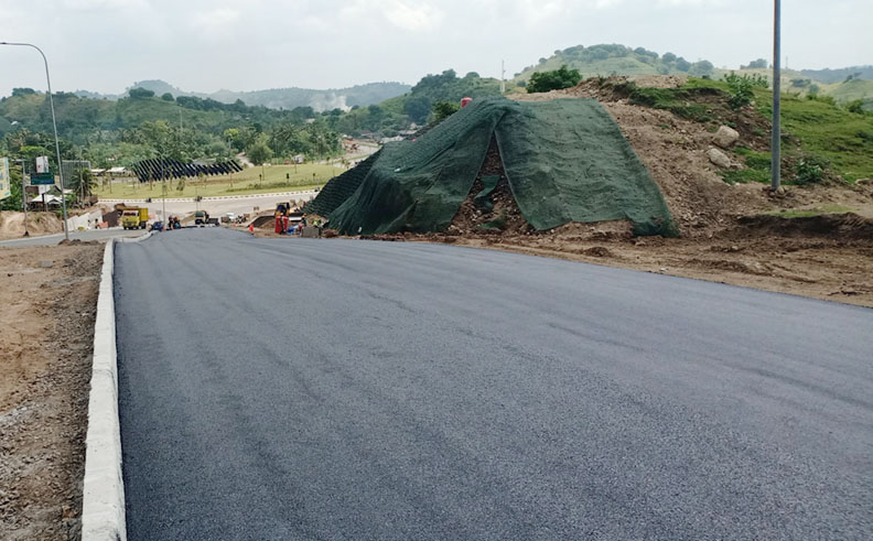 BERPACU DENGAN WAKTU: Pembangunan ruas jalan penghubung Sirkuit Mandalika dari bundaran Songgong ditargetkan tuntas sebelum MotoGP digeber. (Dedi/Lombok Post)