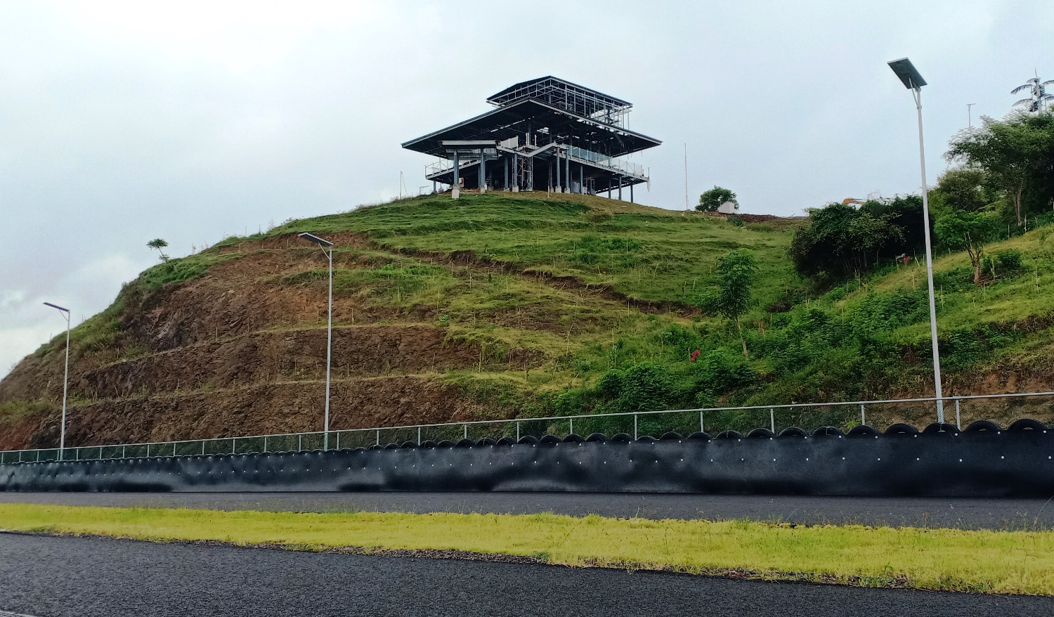 PEMBANGUNAN VILA: Pembangunan vila di bukit 360 dekat tikungan ke 10 Sirkuit Mandalika, Senin (7/3). (Dedi/Lombok Post)
