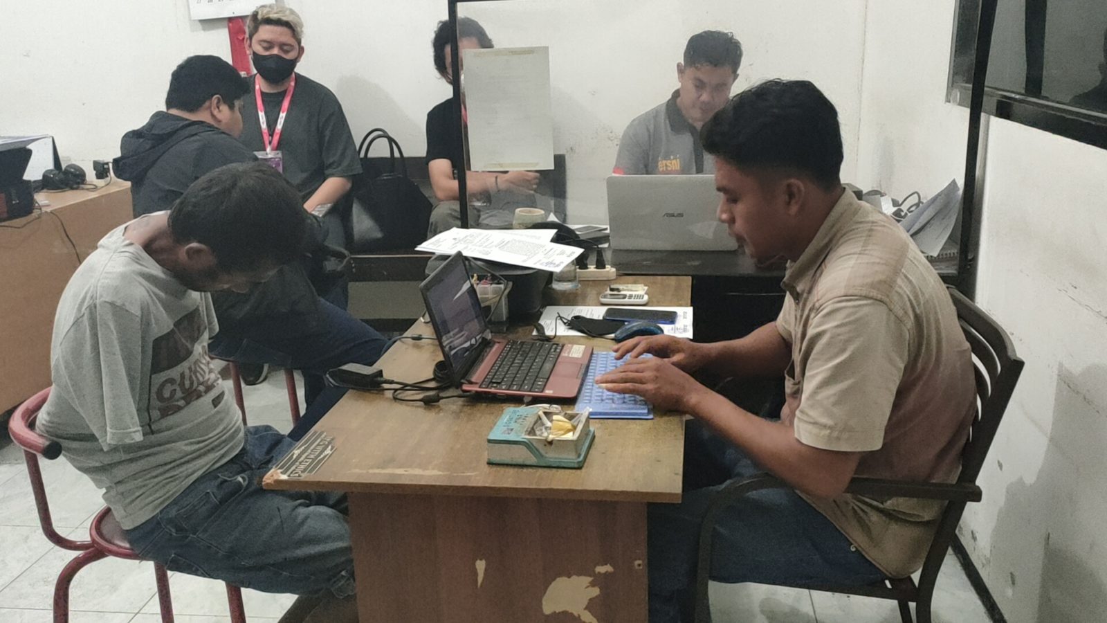 DITANGKAP: Pelaku pencurian RRJSM (kiri) diperiksa penyidik Polsek Sandubaya, Sabtu (19/3) malam. (Harli/Lombok Post)