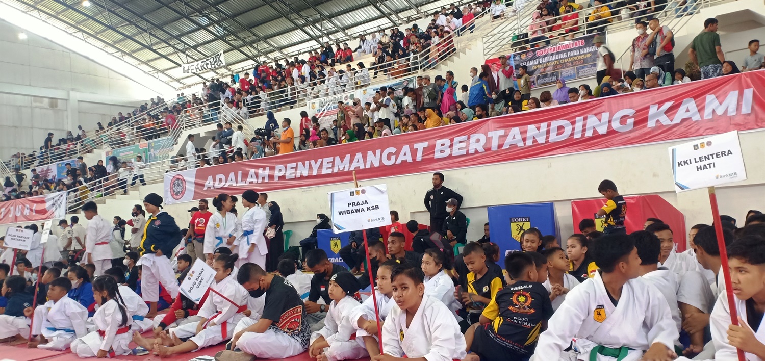 SIAP TANDING: Para peserta Open Karate Championship Bupati Cup 1 saat mengikuti acara pembukaan pertandingan di GOR Praya, Loteng, Jumat (25/3).