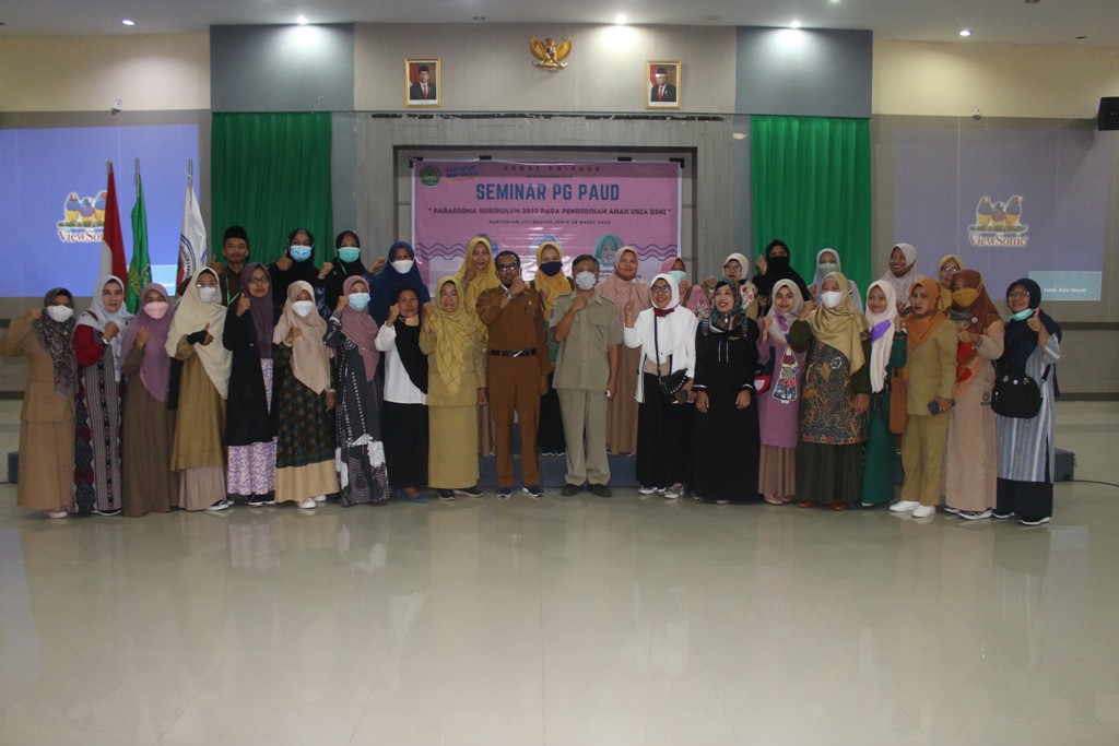 SEMINAR: Peserta seminar Paradigam Kurikulum 2022 yang digelar PG PAUD Universitas Hamzanwadi berfoto bersama di Auditorium Siti Rauhun Gedung Rektorat Universitas Hamzanwadi, Senin (28/3). (Fatih/Lombok Post)