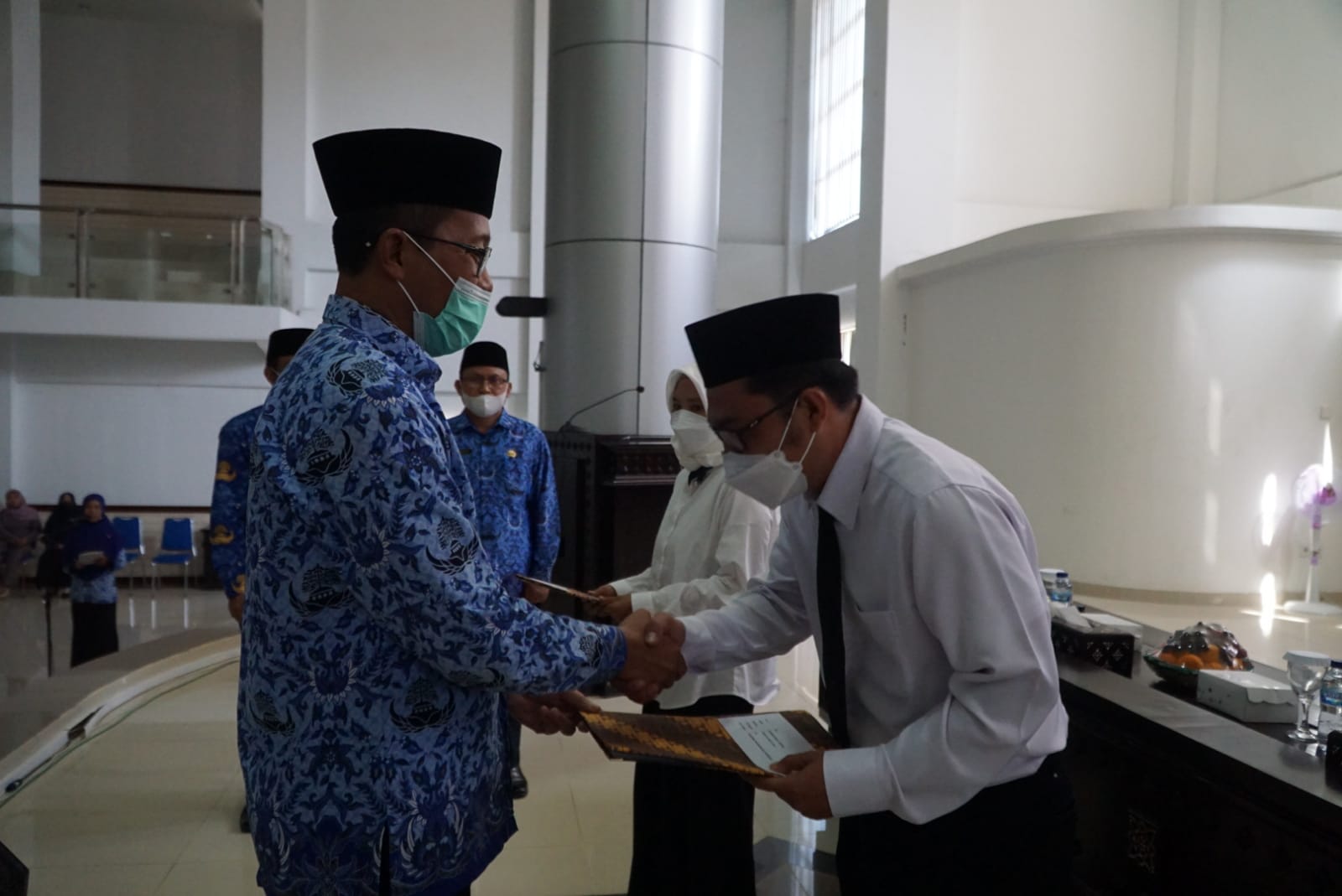 PENYERAHAN SK: Sekda Lotim HM Juaini Taofik menyerahkan SK Pegawai Pemerintah dengan Perjanjian Kerja (PPPK) non guru di kantor bupati Lotim, Kamis (17/3). (Fatih/Lombok Post)