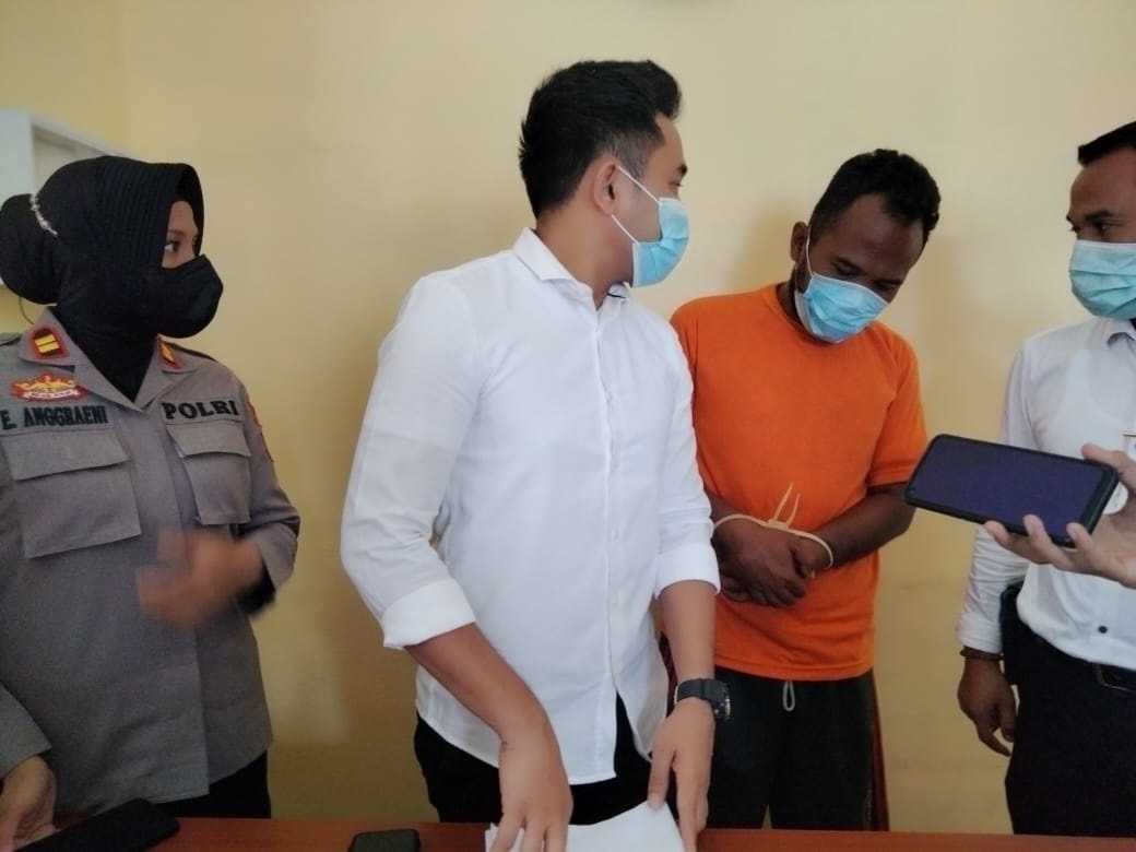 INI DIA: Kasatreskrim Polresta Mataram Kompol Kadek Adi Budi Astawa menginterogasi tersangka curanmor berinisial HB, Senin (28/3). (Harli/Lombok Post)