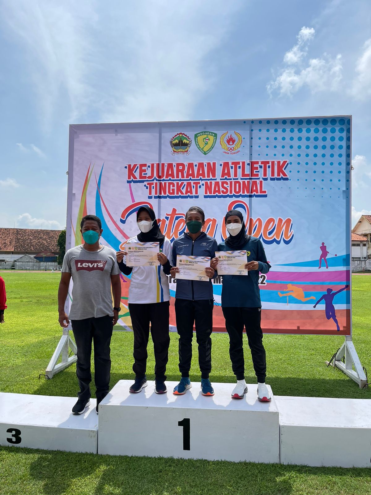 JUARA KEDUA: Atlet atletik NTB Rohani (kanan) menerima piagam penghargaan juara kedua nomor lompat jauh pada Kejuaraan Jateng Open, kemarin (1/3).(RIDWAN FOR LOMBOK POST)