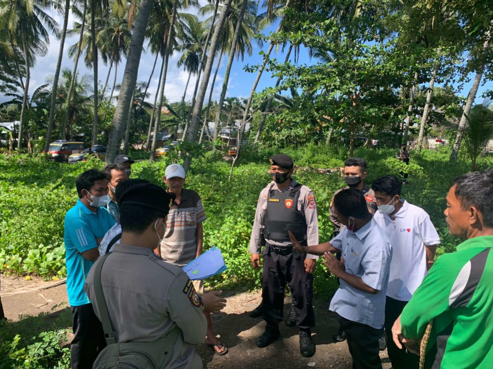 REKONSTRUKSI LAHAN: Suasana rekonstruksi lahan yang dilakukan BPN KLU dikawal aparat kepolisian, Kamis lalu (17/2).(FERIAL/LOMBOK POST)