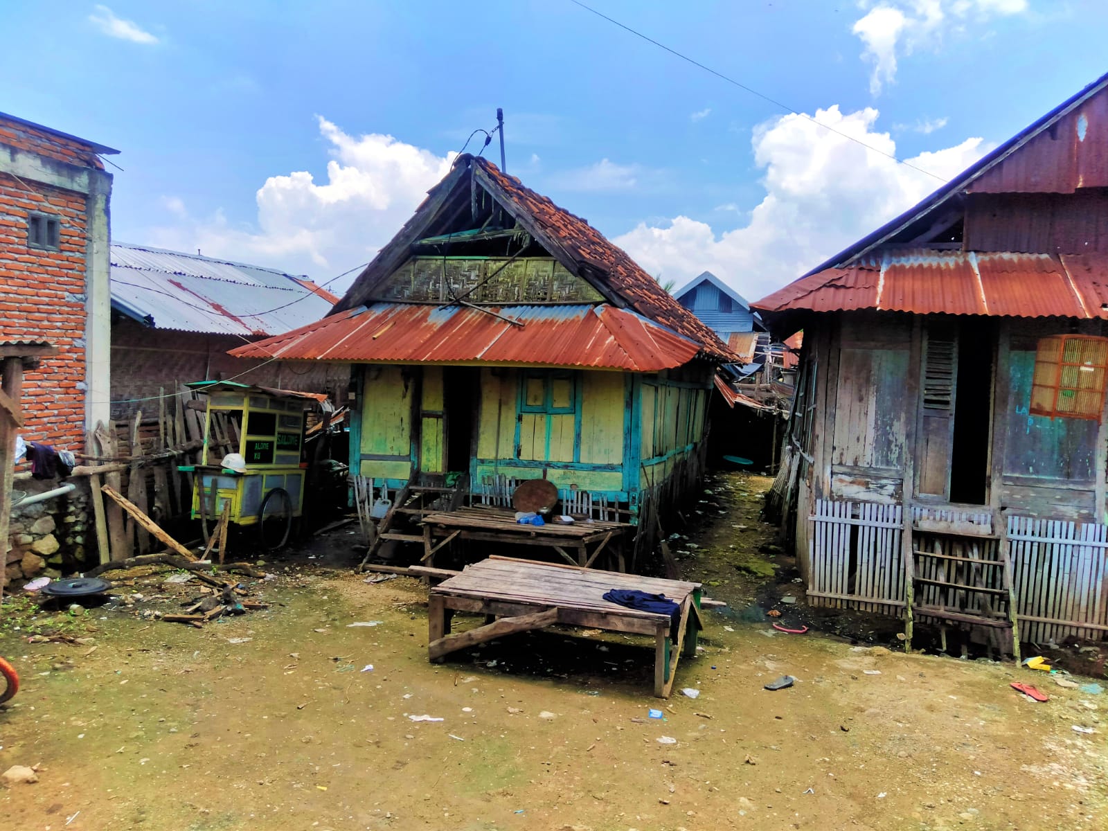 KUMUH: Rumah milik warga di RT 01, Dusun Pena, Desa Penapali, Kecamatan Woha, Kabupaten Bima terlihat kumuh. (Juliadin/Radar Tambora)