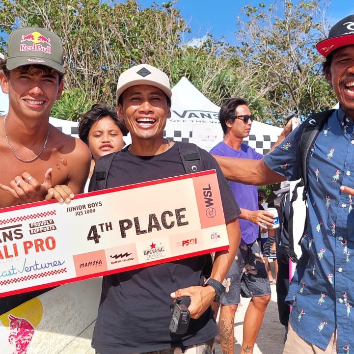 BERSAING: Peselancar NTB asal Dompu Bronson Meidy (kiri) berhasil meraih peringkat keempat dalam Q1000 WSL 2022.(CHANDRA FOR LOMBOK POST)