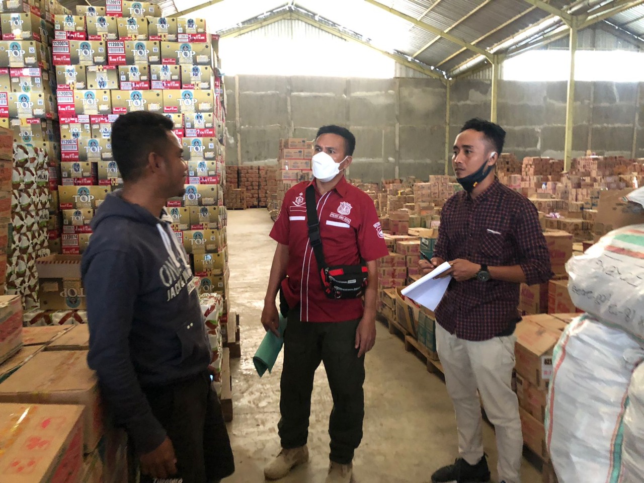 SIDAK: Tim Satreskrim Polres Bima Kota dan Diskoperindag Kota Bima mengecek stok minyak goreng di sejumlah distributor, Kamis (10/3/2022).