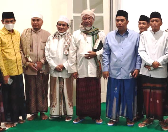 SILATURAHMI: Waketum PBNU KH Zulfa Mustafa (dua dari kanan) saat bersilaturahmi dengan Bupati Loteng HL Pathul Bahri dan Wakil Bupati HM Nursiah di pendopo bupati, Jumat (25/2) malam. (Dedi/Lombok Post)