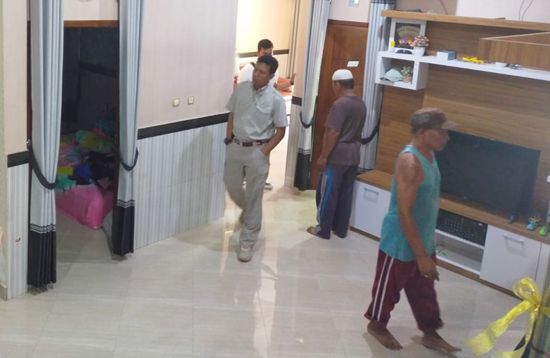 CARI SULTAN SABU: Dirresnarkoba Polda NTB Kombespol Helmi Kwarta Kusuma Putra Rauf (kiri) mengecek rumah Sultan Sabu di Karang Bagu, Cakranegara, Selasa (15/3). (Harli/Lombok Post)