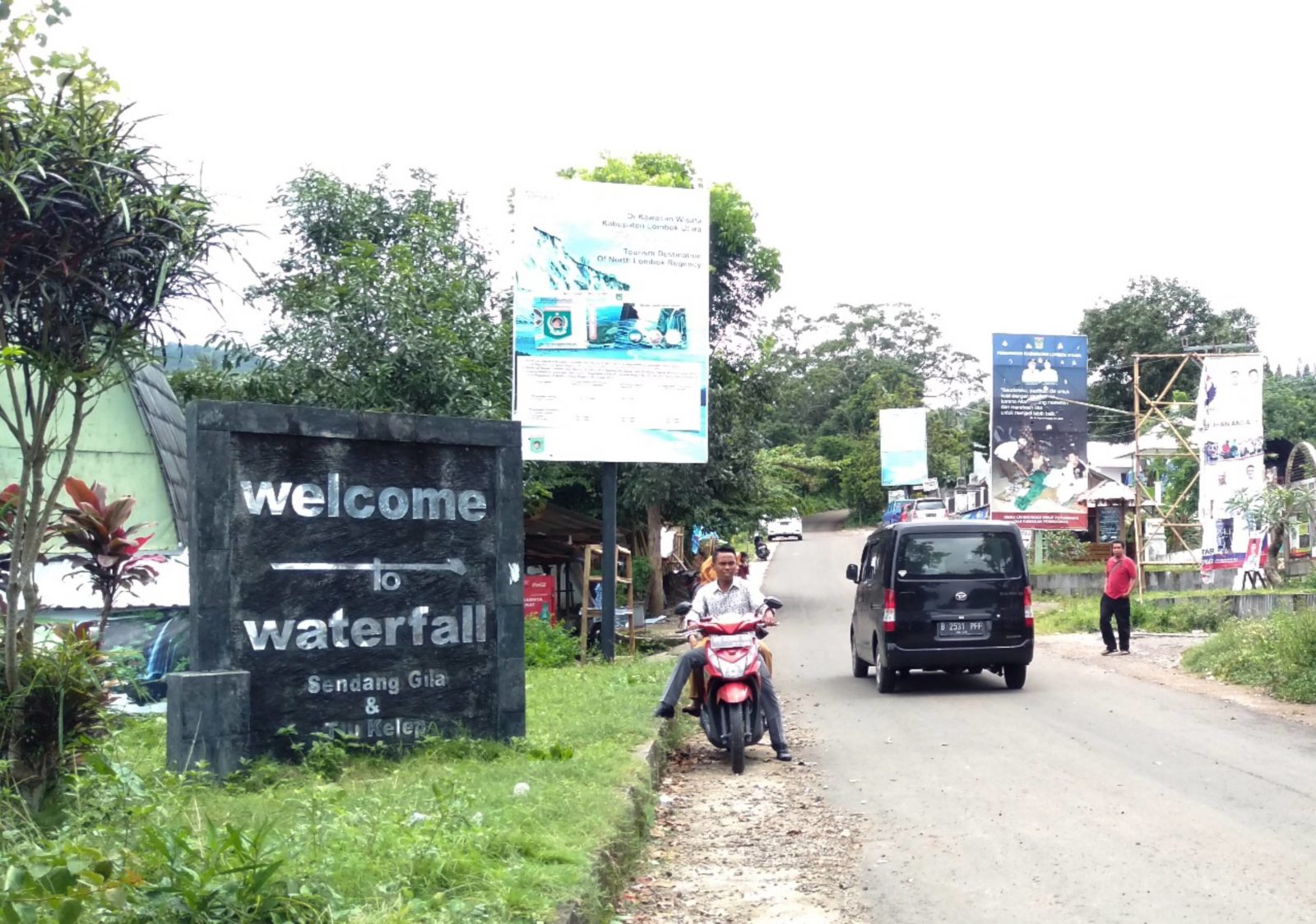 WISATA SENARU: Plang salah satu destinasi wisata air terjun di Desa Senaru, beberapa waktu lalu.(DOK/LOMBOK POST)