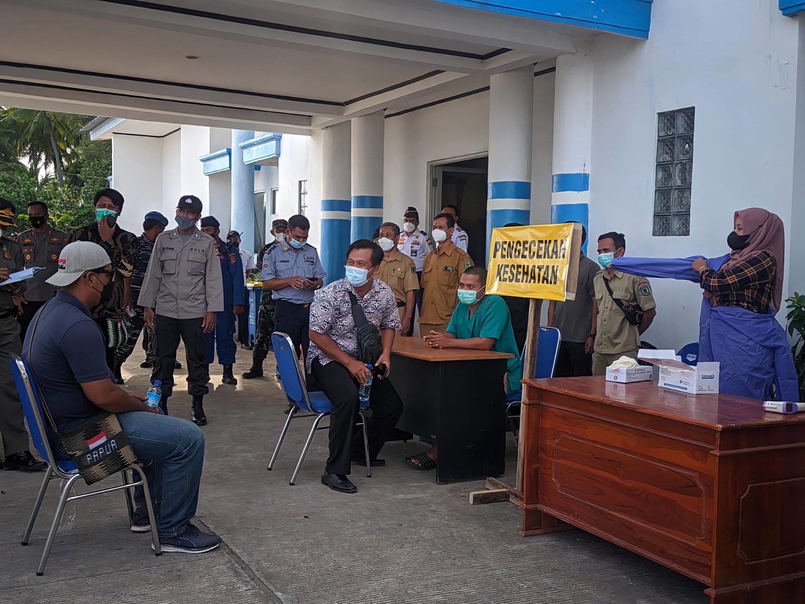 SIMULASI: Polres Lotara bersama Satgas Covid-19 KLU melakukan simulasi pengamanan wisatawan yang akan berangkat ke Sirkuit Mandalika, di Pelabuhan Bangsal, kemarin (8/3).(FERIAL/LOMBOK POST)