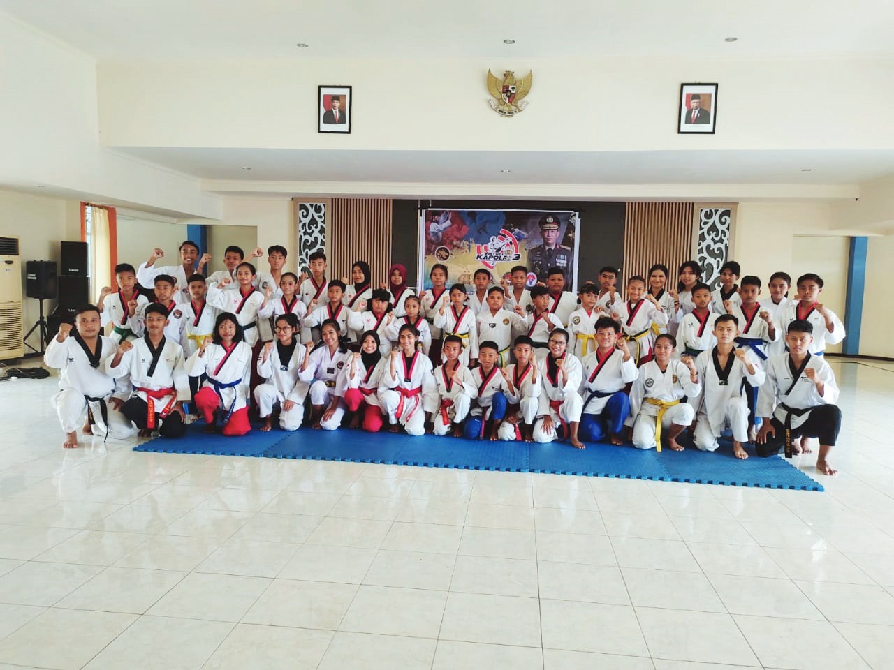 PANEN EMAS: Taekwondoin NTB dari Dragon Police berhasil meraih 40 medali emas dalam Kejuaraan Virtual Kapolri Cup III, 27-28 Februari.(OKA FOR LOMBOK POST)