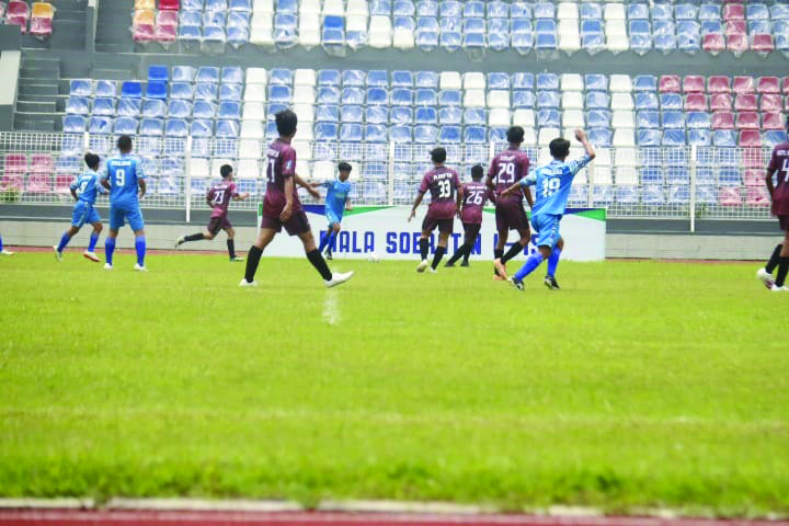 PERTANDINGAN TERAKHIR: Perslobar (biru) saat menghadapi wakil Kalimantan Tengah pada pertandingan fase grup terakhir, Selasa (22/3).(ASKAB PSSI LOBAR FOR LOMBOK POST)