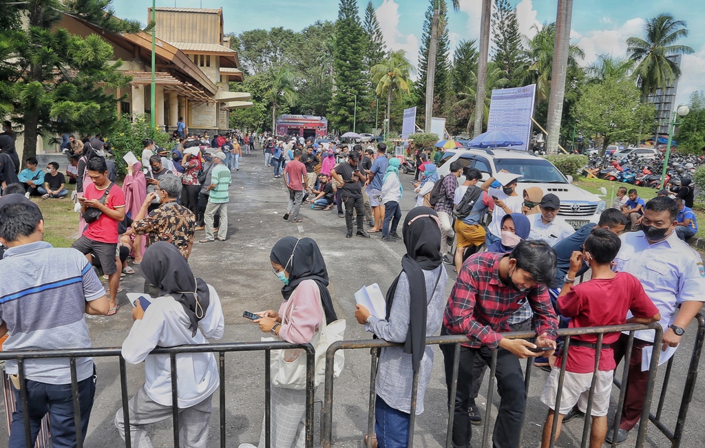 Antrean penukaran tiket MotoGP di eks Bandara Selaparang beberapa waktu lalu.