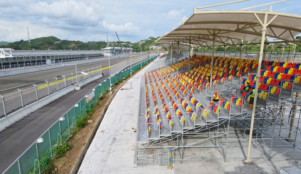 KEBUT PEKERJAAN: ITDC bekerja cepat untuk menyelesaikan fasilitas pendukung, salah satunya tribun penonton, agar bisa selesai sebelum balapan MotoGP di 18 Maret. (Ivan/Lombok Post)