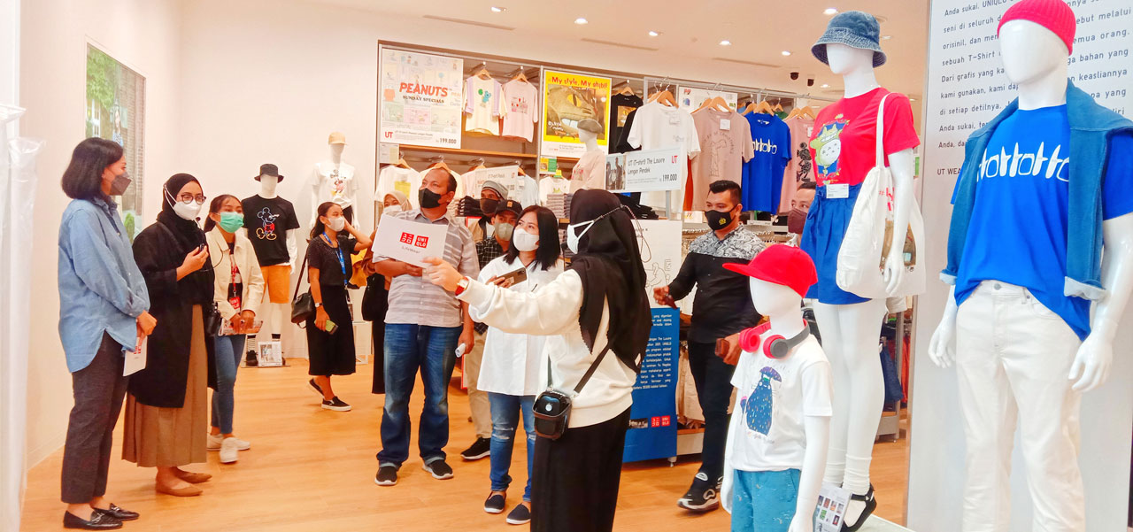 SEGERA DIBUKA: PR Manager UNIQLO Indonesia Stefanie Saragih (kiri) didampingi PR UNIQLO Indonesia Yulia Rahmawati (dua dari kiri) dan manajemen menggelar media tur sekaligus mengumumkan pembukaan toko pertama UNIQLO di Lombok Epicentrum Mall, Kota Mataram