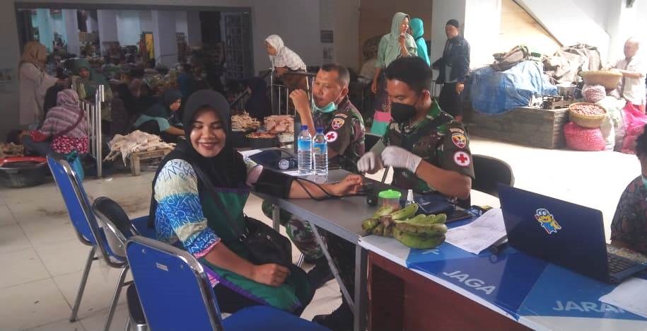 VAKSINASI PEDAGANG: Pedagang di Pasar Renteng, Kecamatan Praya, Loteng saat divaksinasi dosis pertama, dosis kedua maupun dosis ketiga, Sabtu (26/2). (Dedi/Lombok Post)