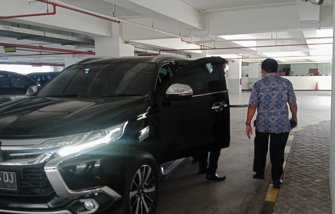 DIPERIKSA: Dirut PT AMGM Lalu Ahmad Zaini berjalan menuju mobilnya usai diperiksa di Kejati NTB, Selasa (29/3). (Harli/Lombok Post)