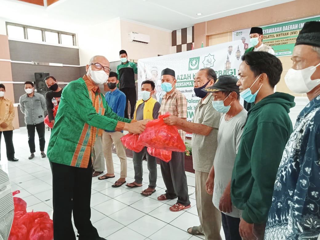 Pembagian santunan di Kota Palopo, Sulawesi Selatan