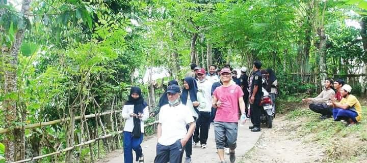 CEK POTENSI: Bupati Lobar H Fauzan Khalid saat turun langsung mengecek potensi yang ada di Desa Bengkaung, Kecamatan Batulayar,