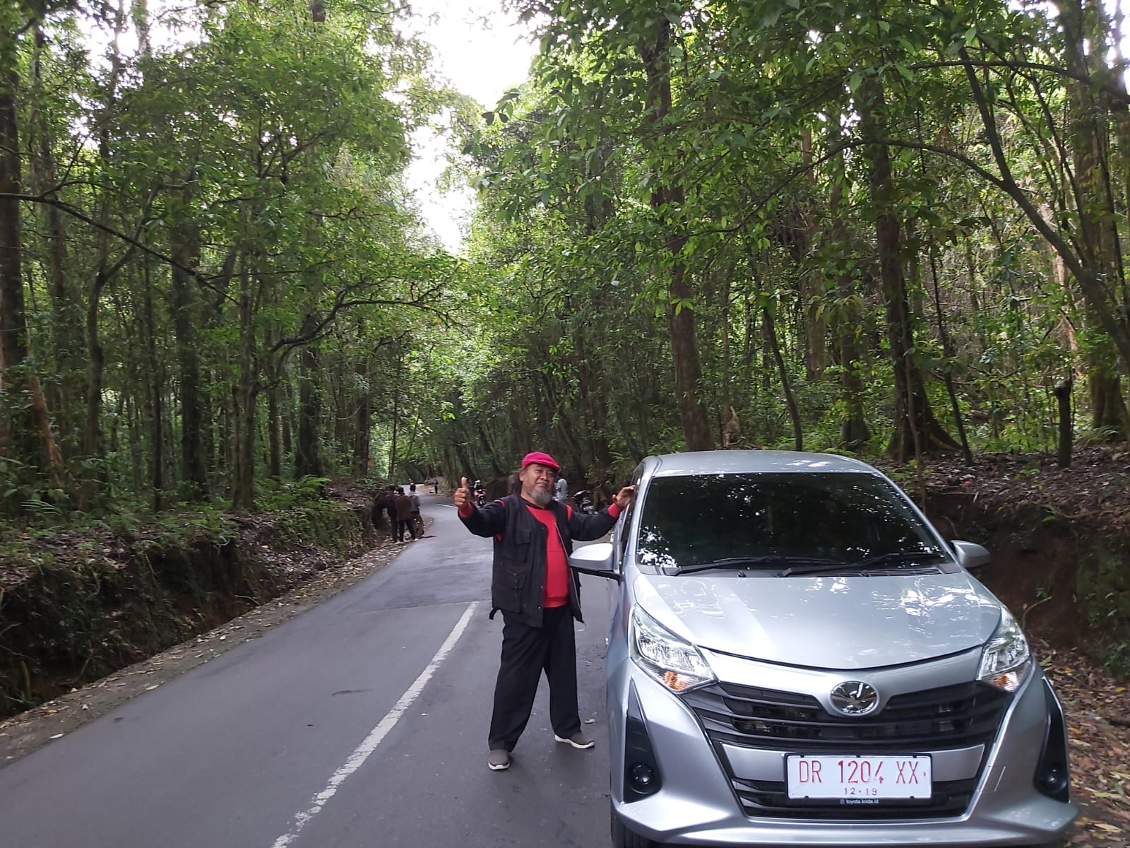 MOBIL BARU KELUAR: Sebuah mobil Toyota baru terparkir di Kawasan Sembalun, Lombok Timur, beberapa waktu lalu. (NURUL/LOMBOK POST)