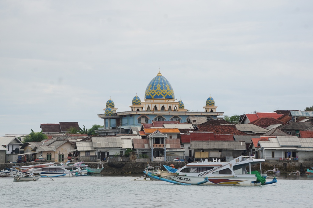 PULAU MARINGKIK: Menara masjid menjulang tinggi di Desa Maringkik, Kecamatan Keruak. Desa Maringkik telah ditetapkan menjadi satu dari lima desa wisata di Kecamatan Keruak. (Fatih/Lombok Post)