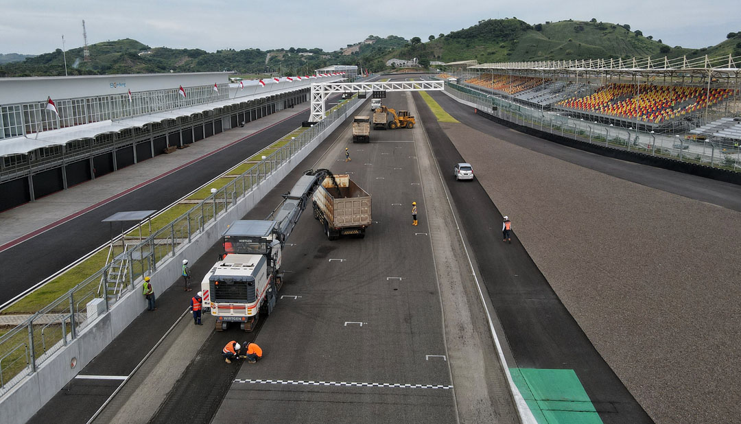 KEJAR TARGET: Proses pengaspalan salah satu sudut Sirkuit Mandalika, pekan lalu. Pengerjaan terus dipercepat jelang perhelatan MotoGP tengah bulan ini. (IVAN/LOMBOK POST)