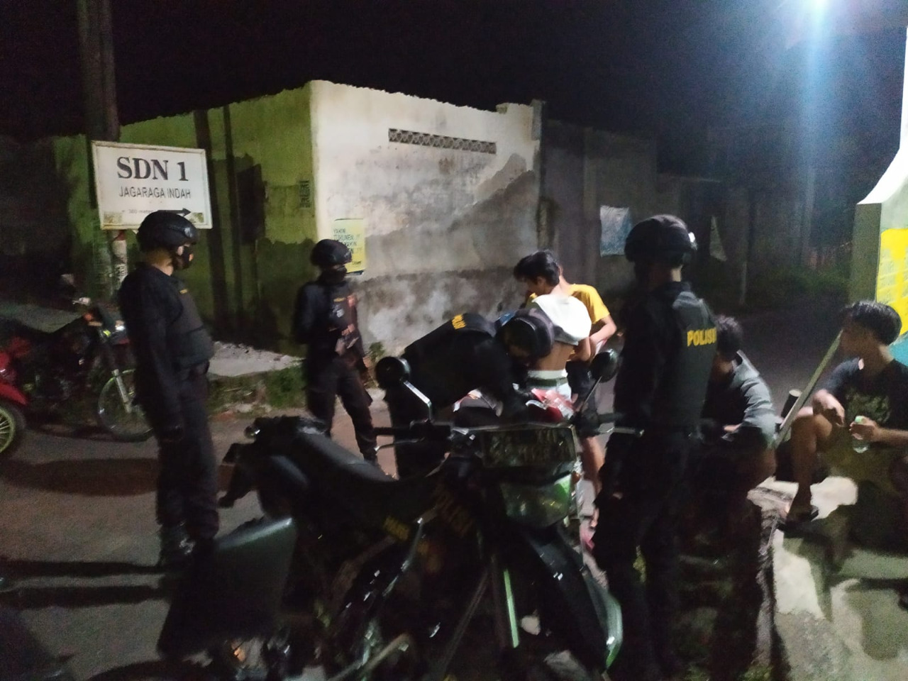 PEMERIKSAAN: Tim Puma saat melakukan pemeriksaan di Jagaraga, Kecamatan Kuripan, kemarin dini hari. (Polres Lobar For Lombok Post)