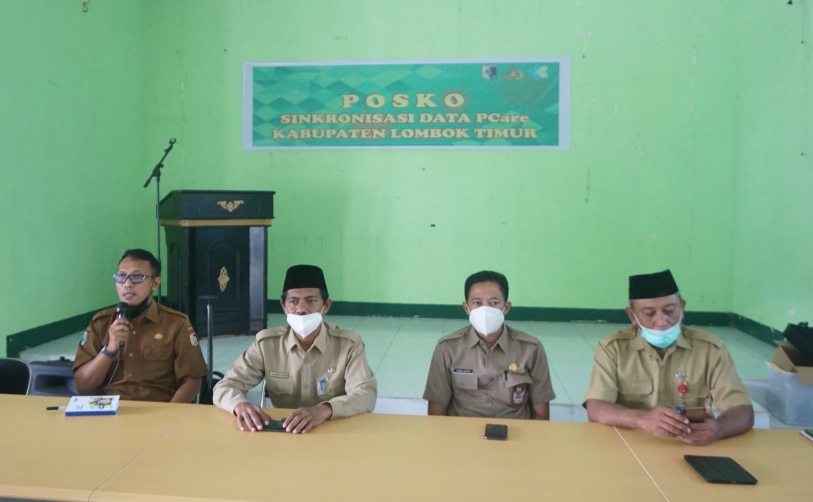 POSKO SINKRONISASI: Kabid P3KL, Dikes Lotim Budiman Satriadi (paling kiri) membuka kegiatan sinkronisasi data P-Care vaksinasi Covid-19 di aula kantor DKP Lotim, belum lama ini. (Fatih/Lombok Post)