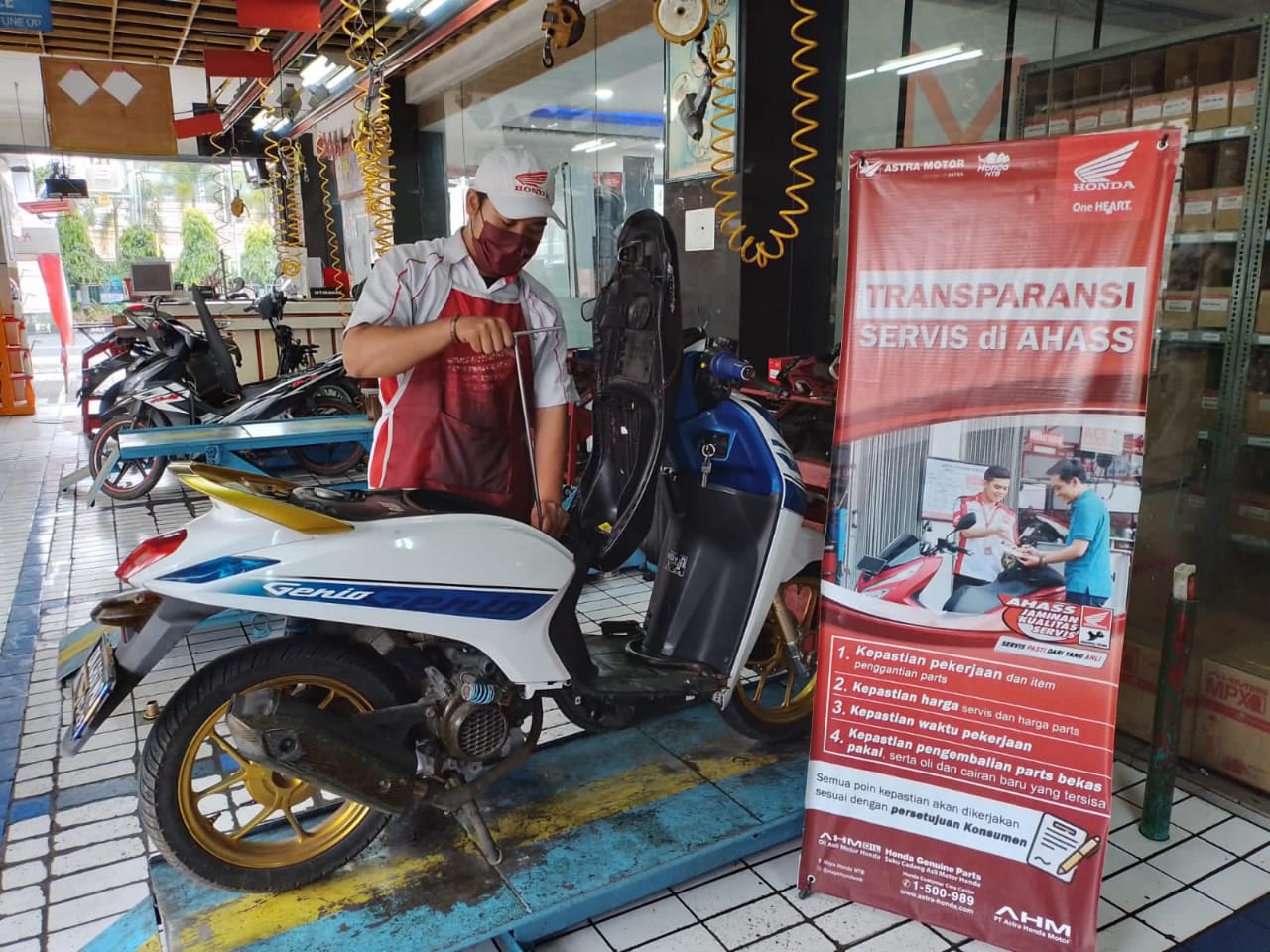 PERBAIKAN BERKALA: Kendaraan konsumen Honda saat servis di AHASS MPM motor. (HONDA FOR LOMBOK POST)