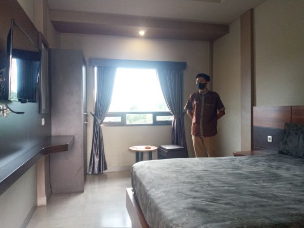 FASILITAS LENGKAP: Seorang karyawan menunjukkan kamar yang disiapkan bagi tamu MotoGP di Hotel Kayla, Kelurahan Mayura, Cakranegara, Kota Mataram, belum lama ini.( ROJAI/LOMBOK POST)