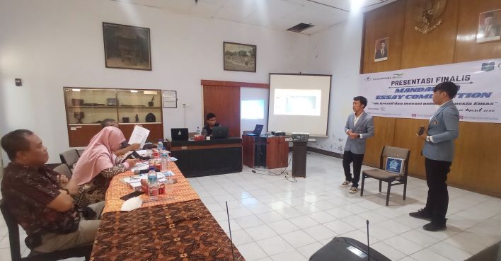 PAPARKAN ESSAI: Salah satu peserta MEC dari Universitas Ganesha Bali saat memaparkan essai tentang alat pengatur suhu otomatis kumbung jamur tiram di Museum NTB, kemarin (25/3).( TONI/LOMBOK POST)