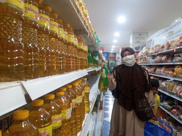TIDAK LANGKA: Seorang warga mencari minyak goreng kemasan di MGM Supermarket, Cakranegara, Kota Mataram, beberapa waktu lalu( ROJAI/LOMBOK POST)