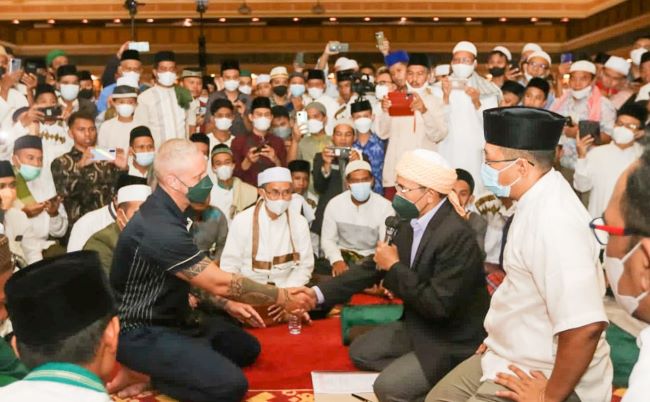 MUALAF: Roman Vittolsky, bule asal Moskow Rusia saat mengucap dua kalimat syahadat dibimbing TGB M Zainul Majdi di Masjid Hubbul Wathan Islamic Center Mataram, Rabu Malam (2/3).( HALQI FOR LOMBOK POST)