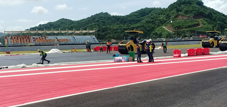 PENGASPALAN: Pengaspalan ulang Sirkuit Mandalika. (Dedi/Lombok Post)